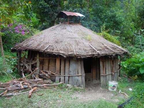 An nduni, men's hut.
